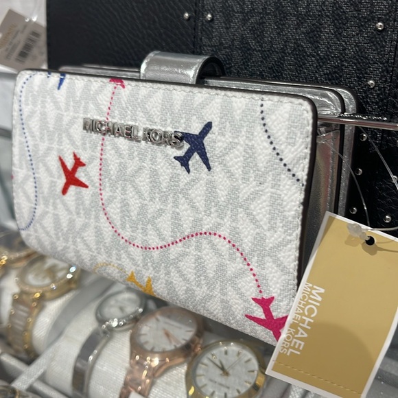 ХMichael Kors Medium Saffiano Leather Bifold Wallet 
Optic White Aeroplane
NWT - Picture 2 of 16